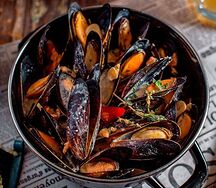 Мидии в сливочном соусе с фри или чесночным хлебом