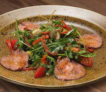 Салат с ростбифом