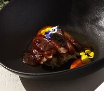 Утиная грудка с брусничным соусом, морковь, специи, масло растительное, соль, чесночное масло