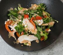 Салат с куриным филе, печеным перцем и ореховым соусом