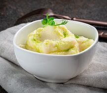 Картофельное пюре с соусом демиглас и луком фри