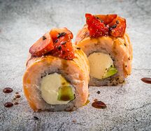Ролл с лососем, клубникой и карамелью