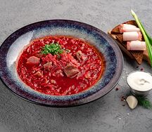 Домашний борщ с салом и бородинским хлебом