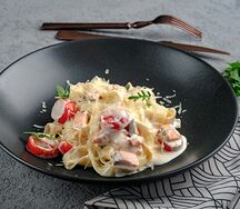 Феттуччине с лососем и рукколой