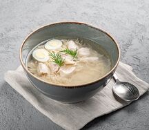 Куриный бульон с лапшой и перепелиным яйцом
