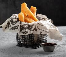 Жареный сыр с брусничным соусом