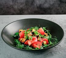 Салат с баклажаном и розовыми томатами
