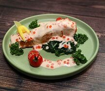 Лосось под икорным соусом