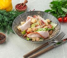 Цезарь с копченой грудкой и беконом