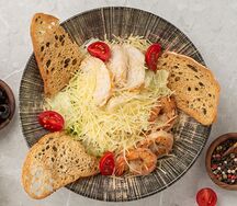 Салат Цезарь с курицей