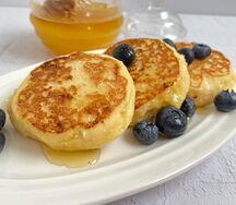 Сырники без сахара с ягодным джемом и сметаной