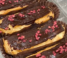 Эклер с заварным кремом