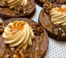 Пирожное Брауни с соленой карамелью и арахисом