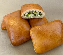 Пирожок ручной работы с зеленым луком и яйцом