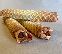 Вафельная трубочка с вареной сгущенкой