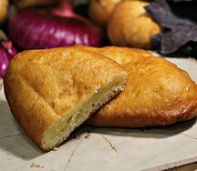 Жареный пирожок с картофелем