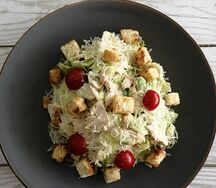 Салат Цезарь с курицей