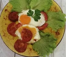 Двойная яичница с томатом