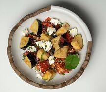 Салат с хрустящим баклажаном и томатами