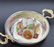 Сырники с маком, ягодами и сметаной