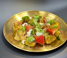 Салат с хрустящими баклажанами и томатами