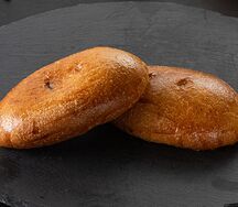 Булочка с малиной и творогом 