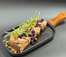 Брускетта ржаная с паштетом из куриной печени с крафтовым вареньем