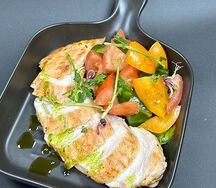Стейк из куриной грудки со свежим салатом