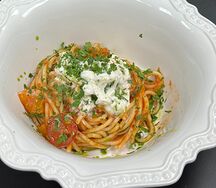 Паста с томатами и сыром страчателла