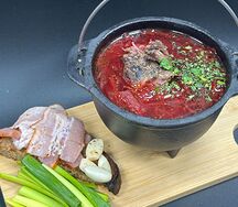 Борщ с говядиной в котелке