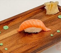 Суши с копченым лососем