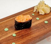 Гункан с лососем спайси