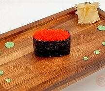 Гункан с икрой тобико