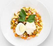 Оливье с колбасой