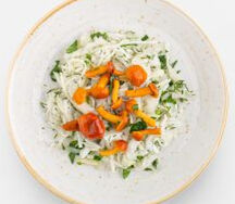 Салат из капусты с маринованными опятами