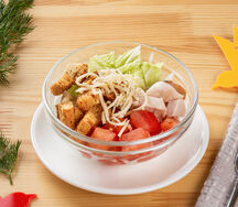 Салат Цезарь с курицей домашнего копчения