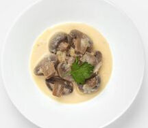 Шампиньоны тушеные в соусе