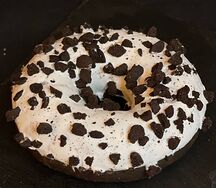 Пончик с ванильной начинкой и печеньем