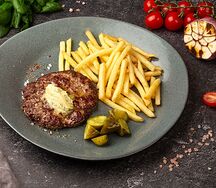 Бифштекс с картофелем фри и маринованным огурцом