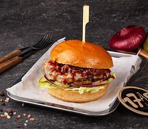 BBQ бургер с мраморной говядиной, моцареллой и беконом