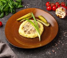 Бефстроганов с картофельным пюре, маринованным огурцом и зеленым луком