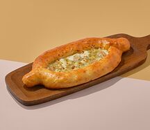 Хачапури лодочка с курочкой и соусом чкмерули