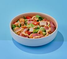 Теплый салат с куриными стрипсами