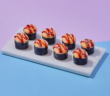 Запеченный ролл с креветкой и лососем в сырном соусе