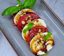 Капрезе с домашним кремом из бальзамика и кедровыми орехами