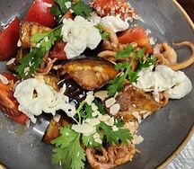 Салат из хрустящих баклажанов с томатами и соусом сладкий чили