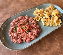 Тартар из говядины на рисовых чипсах