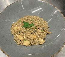 Ризотто с курицей карри и лепестками миндаля