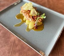 Утиная грудка с эспумой из сельдерея и яблоком в апельсиновом соусе