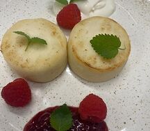 Воздушные сырники по-домашнему со сметаной